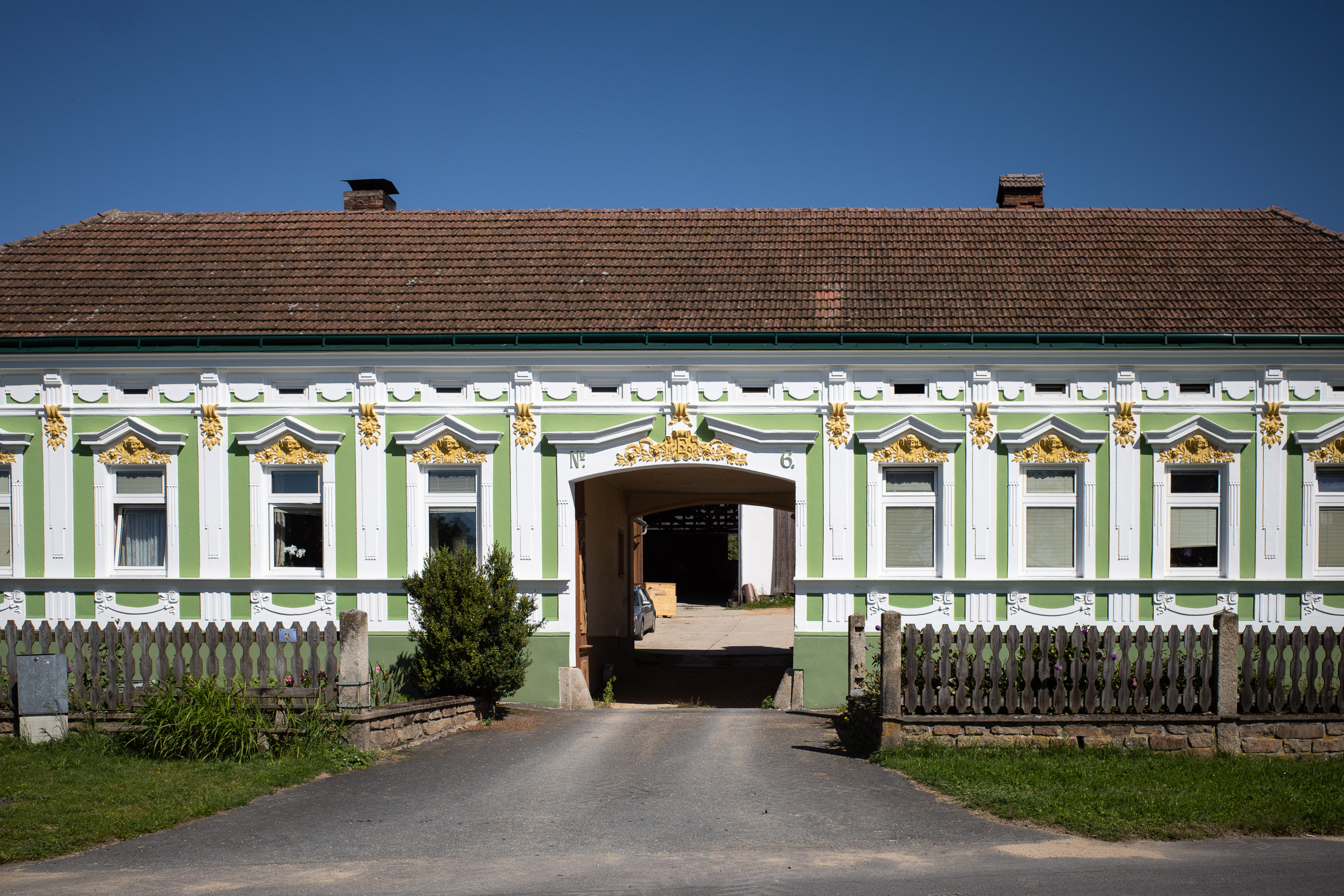 Prächtig geschmückte Bauernhausfassade mit Durchfahrt, Nummer 6